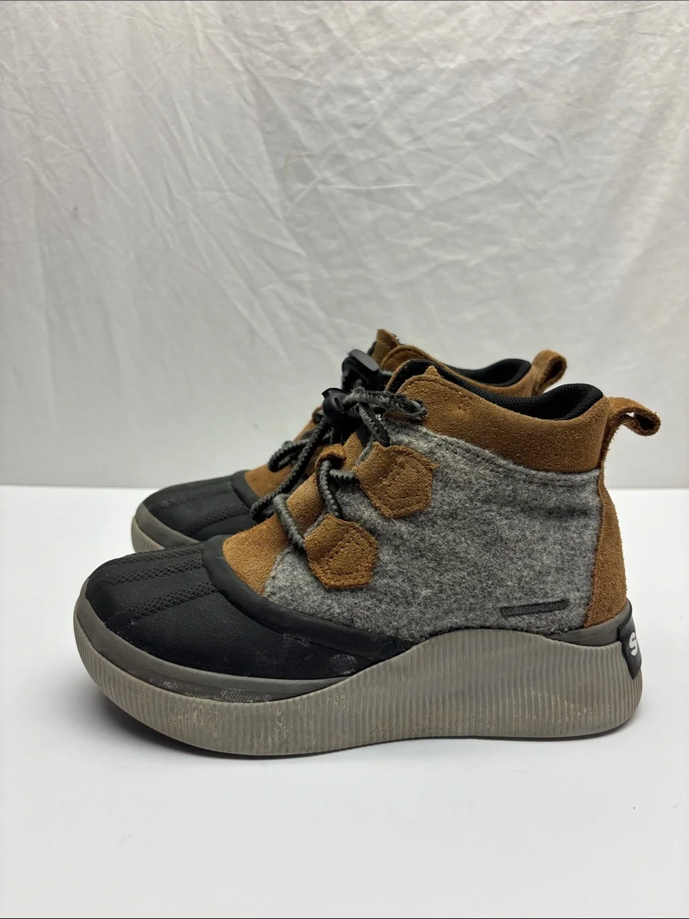 Sorel Brown and Gray Kids Water-Resistant Ankle boots, SZ 2 little boy, box 15